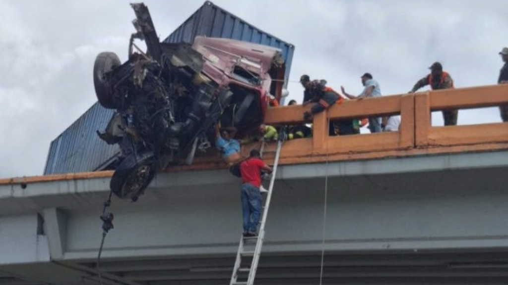 Accidente en Autopista Duarte deja dos heridos tras choque entre camión y carro